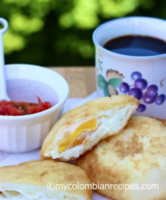   Arepas de Huevo: A Colombian Culinary Symphony of Crispy Corn and Creamy Egg Yolk Delight!