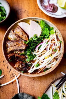  Bún Bò Huế: Một Món Ăn Nóng Hổi, Cay Lợ Lại Vừa Chảy Ngào Vừa Tan Ra Trong Miệng