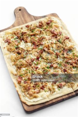  Tarte Flambée: Món bánh phẳng hấp dẫn của Alsace với lớp đế giòn tan và hương vị béo ngậy tuyệt vời!